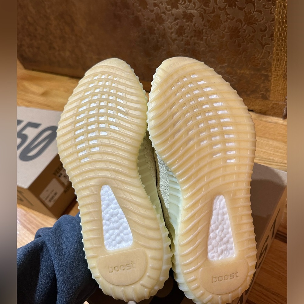 Men’s size 6 Yeezy boost 350 V2 butter NEVER WORN - Picture 5 of 5
